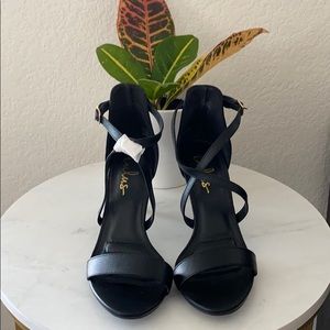 NWOT Lulu’s strappy sandals